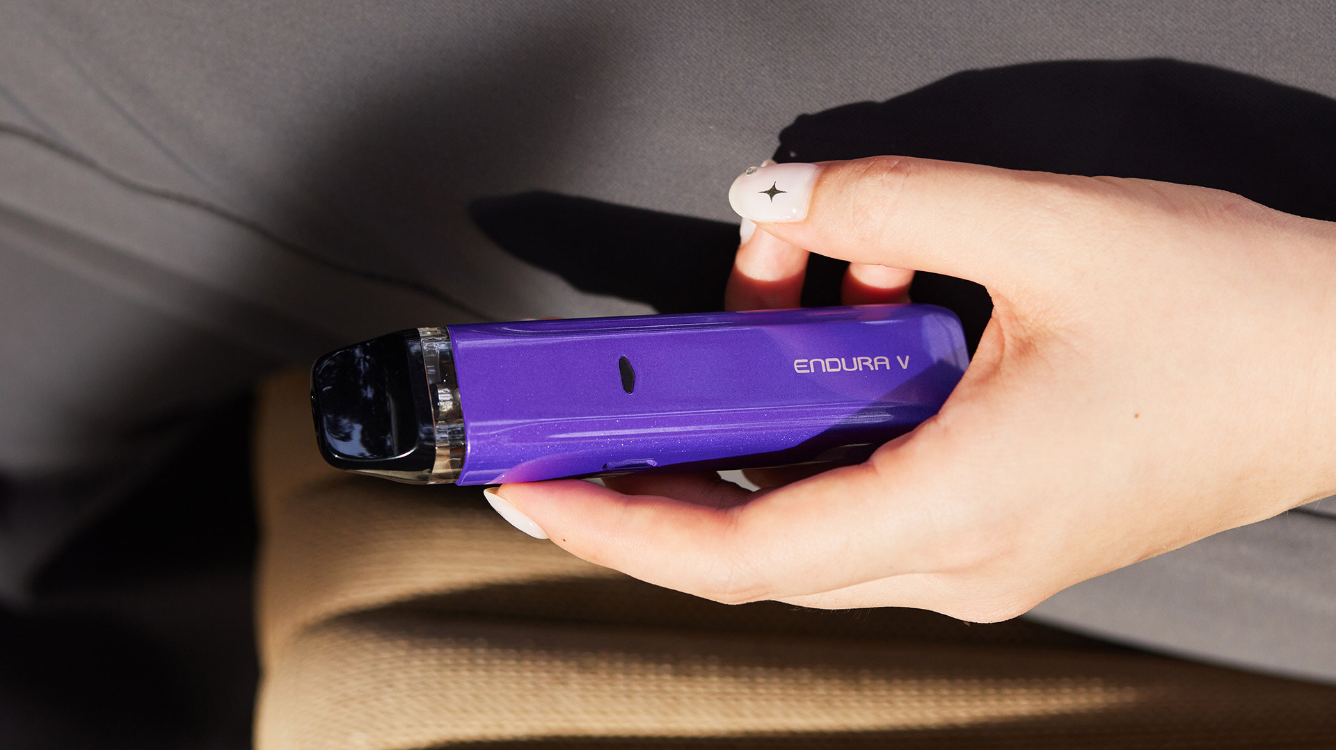 Person holding a vape device, Endura V